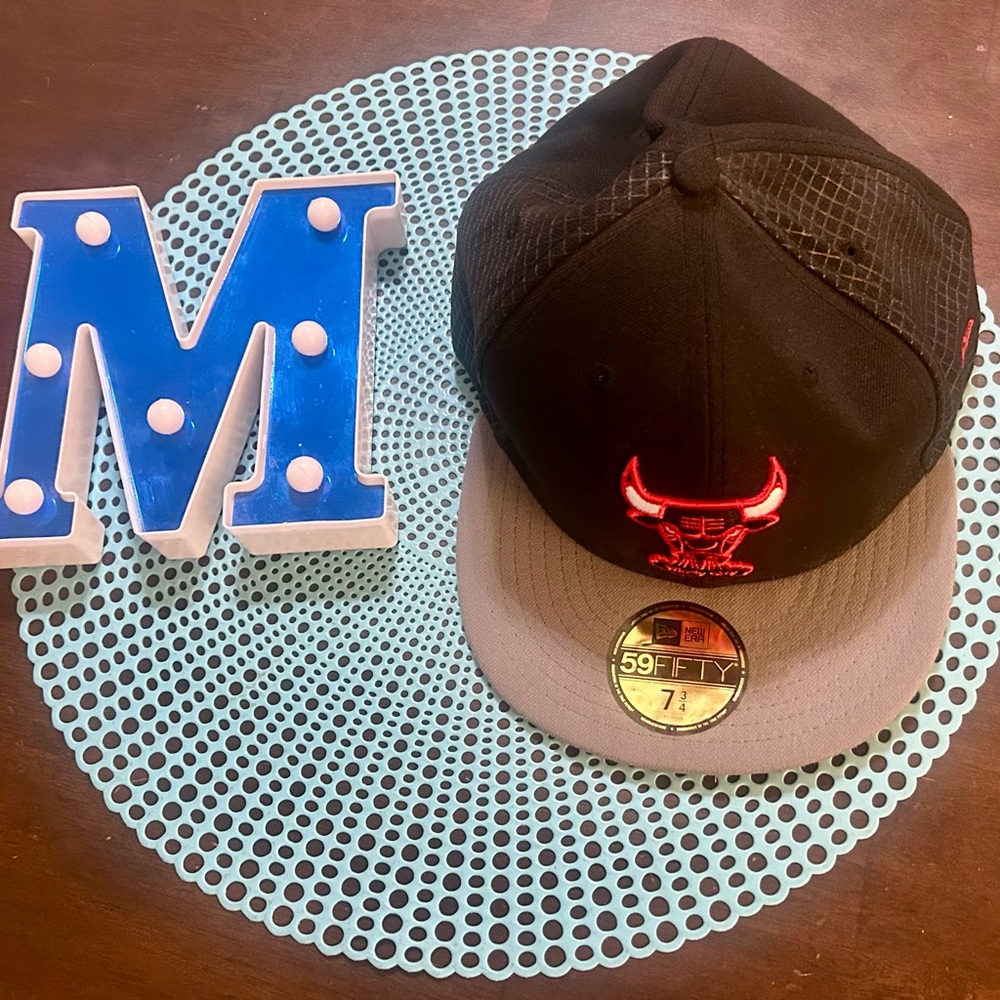 New Era CHICAGO BULLS (Size 7 3/4) Cap, Black, Gray, with Red logo